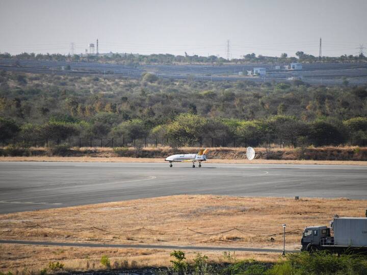 For the RLV LEX mission, RLV-TD was carried at 7:10 am IST by a Chinook Helicopter of the Indian Air Force, as an underslung load. RLV-TD flew to a height of 4.5 kilometres above mean sea level. Once the predetermined parameters were attained, the RLV-TD was released mid-air. In the future, RLV-TD will be scaled up to become the first stage of India's reusable two-stage orbital launch vehicle. (Photo: Twitter/@ISRO)