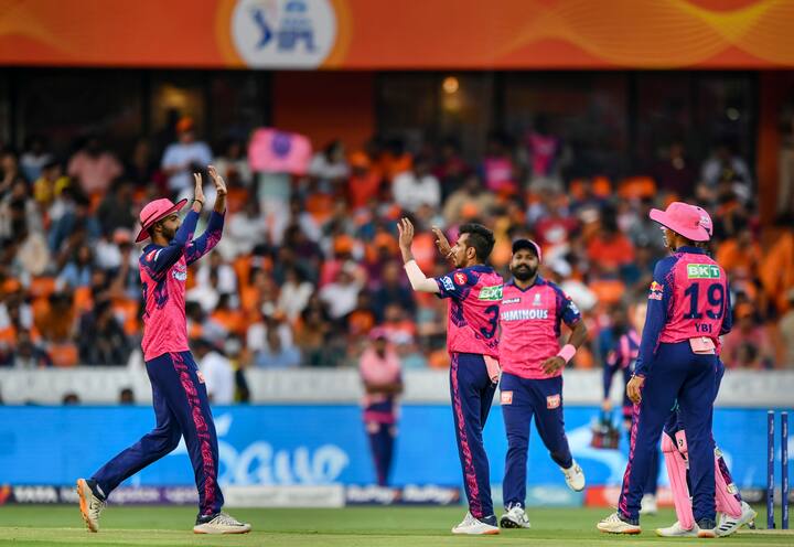 वेगवान गोलंदाज ट्रेंट बोल्ड याने भेदक मारा करत हैदराबादच्या फलंदाजांना तंबूचा रस्ता दाखवला. बोल्टने अभिषेक शर्मा आणि राहुल त्रिपाठी यांना खातेही उघडू दिले नाही. बोल्टच्या भेदक माऱ्यापुढे दोन्ही फलंदाजांनी नांगी टाकली. अभिषेक शर्मा त्रिफाळाचीत बाद झाला. तर राहुल त्रिपाठीलाही बोल्टचा चेंडू समजला नाही. बोल्टचा चेंडू राहुलच्या बॅटची कड घेऊन गेला... स्लीपमध्ये उभा असलेलेल्या जेसन होल्डर याने हवेत झेपवत अप्रतिम झेल घेतला. बोल्टने पहिल्याच षटक निर्धाव फेकत हैदराबादच्या आघाडीच्या दोन्ही फलंदाजांना तंबूत धाडले. ट्रेंट बोल्ट याने पावरप्लेमध्ये तीन षटके गोलंदाजी केली. यामध्ये त्याने एक षटक निर्धाव टाकत दोन विकेट घेतल्या. बोल्टने तीन षटकात अवघ्या आठ धावा देत हैदराबादला बॅकफूटवर ढकलले.