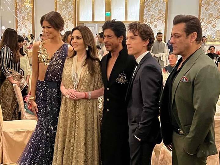 Salman Khan Shah Rukh Khan pose with Tom Holland Zendaya at the NMACC Lauch Event unseen photo viral NMACC Event: एक फ्रेम में दिखे पठान-टाइगर, हॉलीवुड स्टार्स के साथ यूं दिए पोज, इवेंट की अनसीन फोटोज़ वायरल