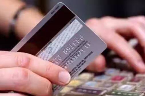 ਦੱਸ ਦੇਈਏ ਕਿ ਜੇਕਰ ਤੁਸੀਂ ਆਪਣੇ ਡੈਬਿਟ ਕਾਰਡ ਦੀ ਜਾਣਕਾਰੀ ਆਟੋਫਿਲ 'ਤੇ ਪਾਉਂਦੇ ਹੋ, ਤਾਂ ਹੈਕਰ ਨੂੰ ਤੁਹਾਡੇ ਕਾਰਡ ਦੀ ਦੁਰਵਰਤੋਂ ਕਰਨ ਲਈ ਸਿਰਫ OTP ਦੀ ਲੋੜ ਹੁੰਦੀ ਹੈ ਅਤੇ ਉਹ OTP ਪ੍ਰਾਪਤ ਕਰਦੇ ਹੀ ਤੁਹਾਡੇ ਕਾਰਡ ਦੀ ਦੁਰਵਰਤੋਂ ਕਰਨਾ ਸ਼ੁਰੂ ਕਰ ਦਿੰਦਾ ਹੈ।