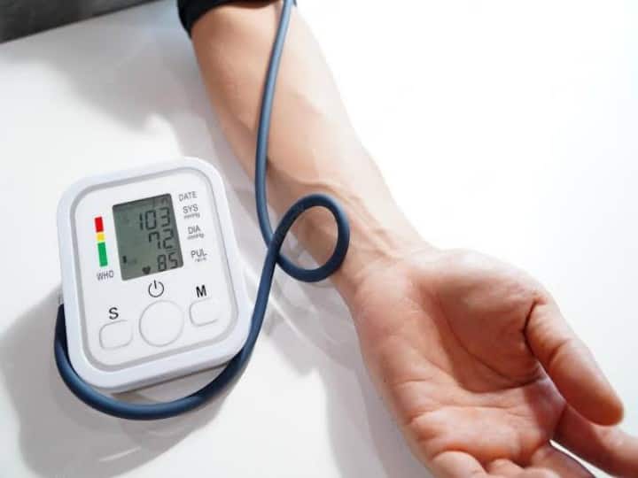 health tips right way to check bp blood pressure reading at home avoid these mistakes Blood Pressure चेक करते वक्त कभी भी न करें ये 6 गलतियां, वरना ज्यादा मुश्किल हो सकती है