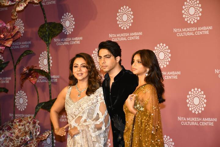 केवल आर्यन खान ने ही नहीं बल्कि उनकी मां गौरी खान और बहन सुहाना खान ने भी अपने साड़ी लुक से खूब बिजलियां गिराई हैं.