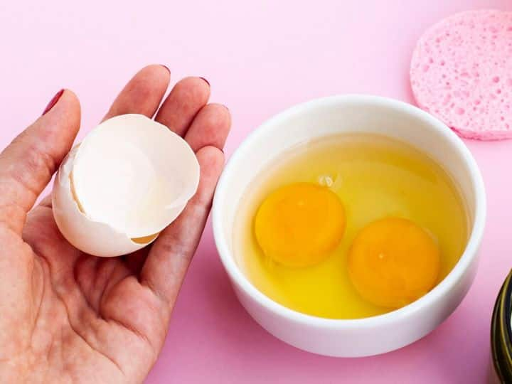 Egg Benefits For Hair Know How To Apply Eggs On Hair बालों में अंडे लगाने से मिलतें है कई फायदे, मगर क्या है इसे लगाने का सही तरीका...? जरूर जान लें