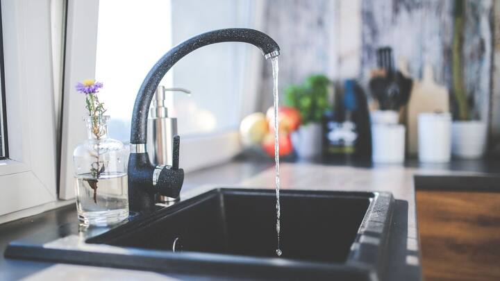 রান্নাঘরের বাসনপত্র পরিষ্কার করার জন্য সাবান ছাড়াও আরও একাধিক উপায় রয়েছে। সেক্ষেত্রে কিছু সুবিধাও রয়েছে। একদিকে আর্থিক এবং অন্যদিকে হাতেরও যত্ন নেওয়া সম্ভব হবে।