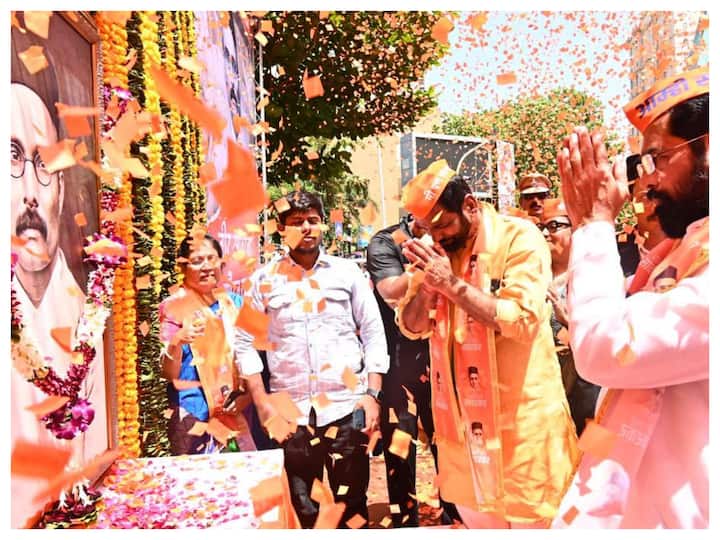 The yatra participants, wearing saffron caps with 'Mi Savarkar' (I am Savarkar) and other messages written on them, paid floral tributes to Savarkar at the Ram Ganesh Gadkari Rangayatan auditorium in Thane city from where the yatra commenced. (Image: Twitter/@mieknathshinde)