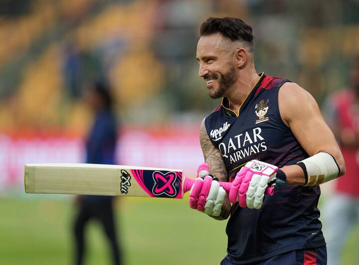 विराट कोहली आणि कर्णधार फाफ डु प्लेसिस यांच्या फलंदाजीपुढे मुंबईची गोलंदाजी दुबळी दिसत होती. या दोघांच्या फटकेबाजीपुढे मुंबईच्या गोलंदाजांनी नांग्या टाकल्या होत्या. विराट कोहली आणि फाफ डु प्लेसिस यांनी पहिल्या विकेटसाठी 14.5 षटकात 148 धावांची भागिदारी केली. या दोघांनी चौकार आणि षटकारांचा पाऊस पाडला