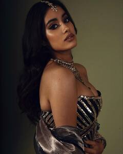 Janhvi Kapoor: 'கையில் மிதக்கும் கனவா நீ...' இணைய வாசிகளின் லைக்ஸ் மழையில் ஜான்வியின் புதிய புகைப்படங்கள்!