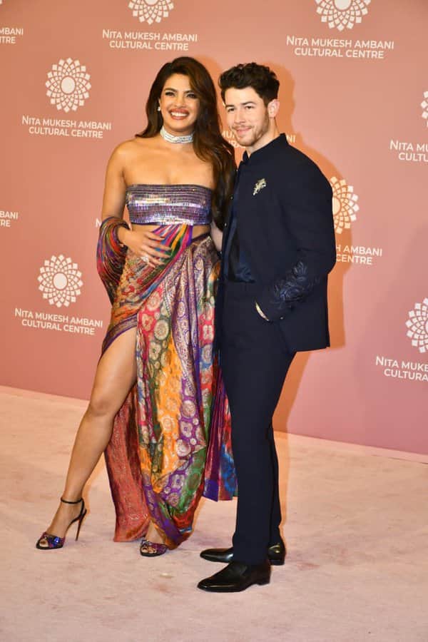 தற்போது ஹாலிவுட்டில் கலக்கி வரும் பிரியங்கா சோப்ரா தன்னுடைய கணவர் நிக் ஜோனஸ்சுடன் நிகழ்ச்சிக்கு வந்திருந்தார்