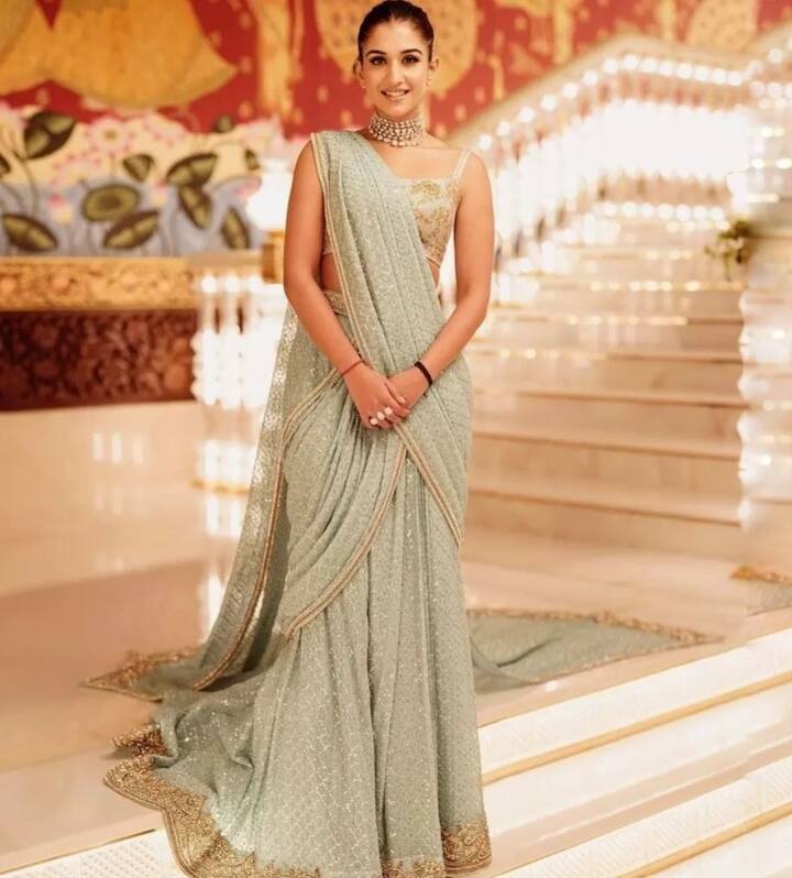 राधिका ने एनएमएसीसी इवेंट में अबू जानी - संदीप खोसला का डिजाइन किया हुआ स्काई ब्लू कलरल का लहंगा पहना था.