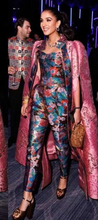 मल्टीकलर वाले जंपसूट के साथ राधिका ने लॉन्ग जैकेट भी कैरी किया था और बालों की पोनीटेल बनाई हुई थी. इस लुक में भी वे बला की खूबसूरत लग रही थीं.