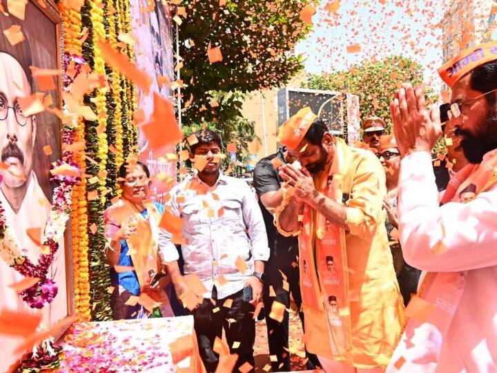 शिंदे ने कहा, ‘‘हिंदुत्व किसी भी धर्म के खिलाफ नहीं है. लेकिन कुछ लोग जानबूझकर इसकी गलत व्याख्या करते हैं.’’ शिंदे तथा सत्तारूढ़ शिवसेना-भाजपा गठबंधन के कुछ अन्य नेताओं ने एक अस्थायी ‘रथ’ पर सवार होकर यात्रा में भाग लिया. रथ को फूलों से सजाया गया था और उसके पीछे मोटरसाइकिल पर सवार होकर समर्थक चल रहे थे.