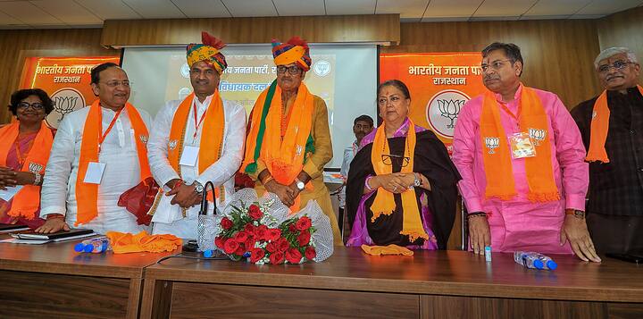 रविवार को राजधानी जयपुर स्थित बीजेपी कार्यालय में वसुंधरा राजे, गजेंद्र सिंह शेखावत, राजेंद्र राठौड़, सतीश पूनिया सभी दिग्गज नेता एक मंच पर नजर आए.