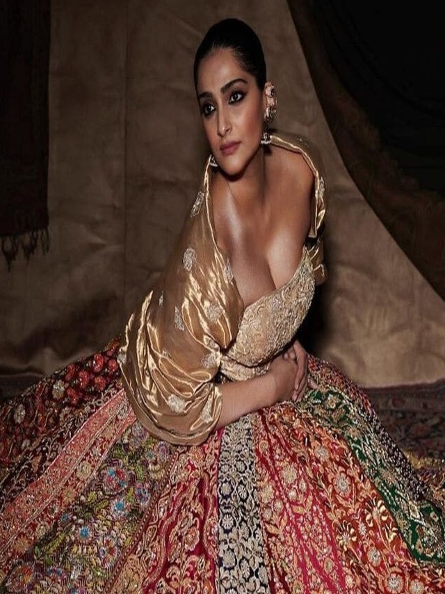 Riddhima Kapoor Sahani Golden Lehenga at Ranbir-Alia Wedding Inspired by Sonam  Kapoor Lehenga from Her Sangeet|See Pics