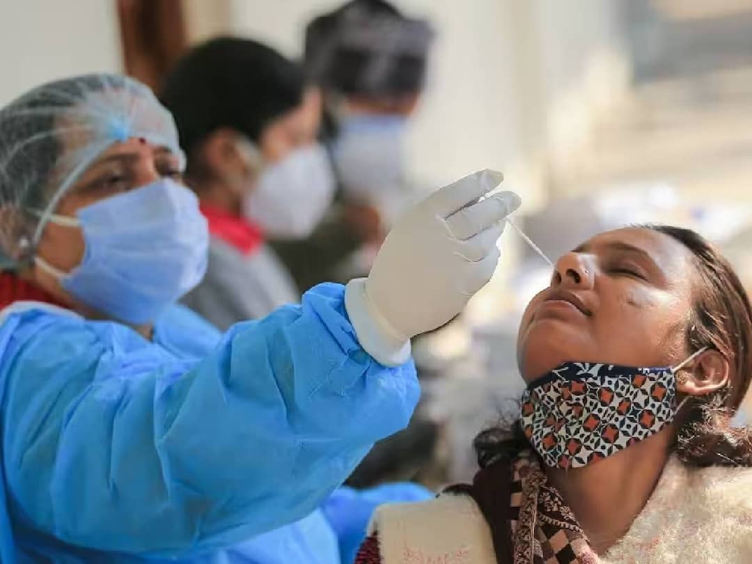 India Corona Spike: அச்சுறுத்தும் கொரோனா.. விதிமுறைகளில் திருத்தம் செய்த மத்திய சுகாதார அமைச்சகம்.. As daily cases continue to cross 3,000 in India, the Union Health Ministry has revised the treatment guidelines. India Corona Spike: அச்சுறுத்தும் கொரோனா.. விதிமுறைகளில் திருத்தம் செய்த மத்திய சுகாதார அமைச்சகம்..