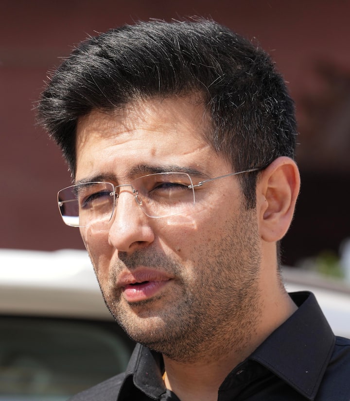 आप नेता राघव चड्ढा राज्यसभा सदस्य हैं और चार्टर्ड अकाउंटेंट भी हैं. राघव की प्रॉपर्टी की बात करें तो चुनाव में नामांकन के वक्त उन्होंने अपनी कुल चल-अचल संपत्ति का ब्यौरा दिया था. इसके मुताबिक राघव के पास 37 लाख की संपत्ति है और उन पर कोई कर्जा भी नहीं है.