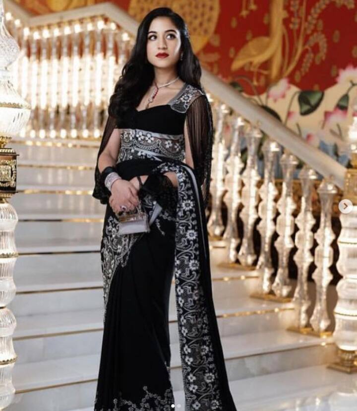 राधिका की ब्लैक साड़ी पर व्हाइट एम्बॉयडरी की गई. अंबानी फैमिली को होने वाली छोटी बहू ने गले में डायमंड नेकलेस, हाथ में ब्रासलेट के साथ बालों को खुला छोड़कर अपना लुक कंपलीट किया था.