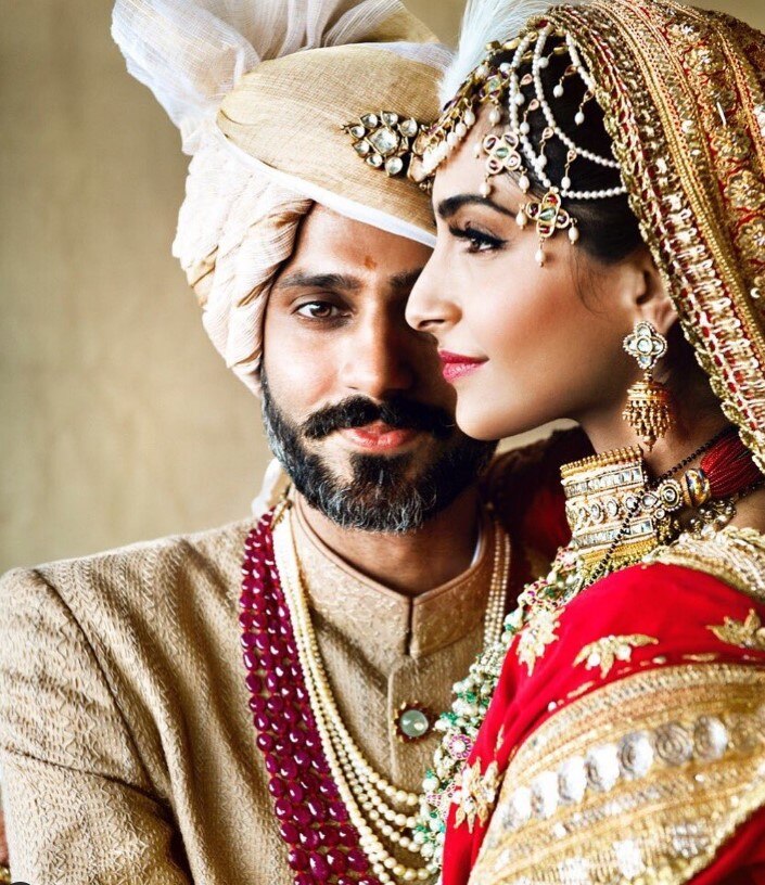 Sonam Kapoor की शादी का लाल जोड़ा था बेहद एक्सपेंसिव, 6 महीने में हुआ था तैयार, अब  NMACC में किया गया डिस्प्ले