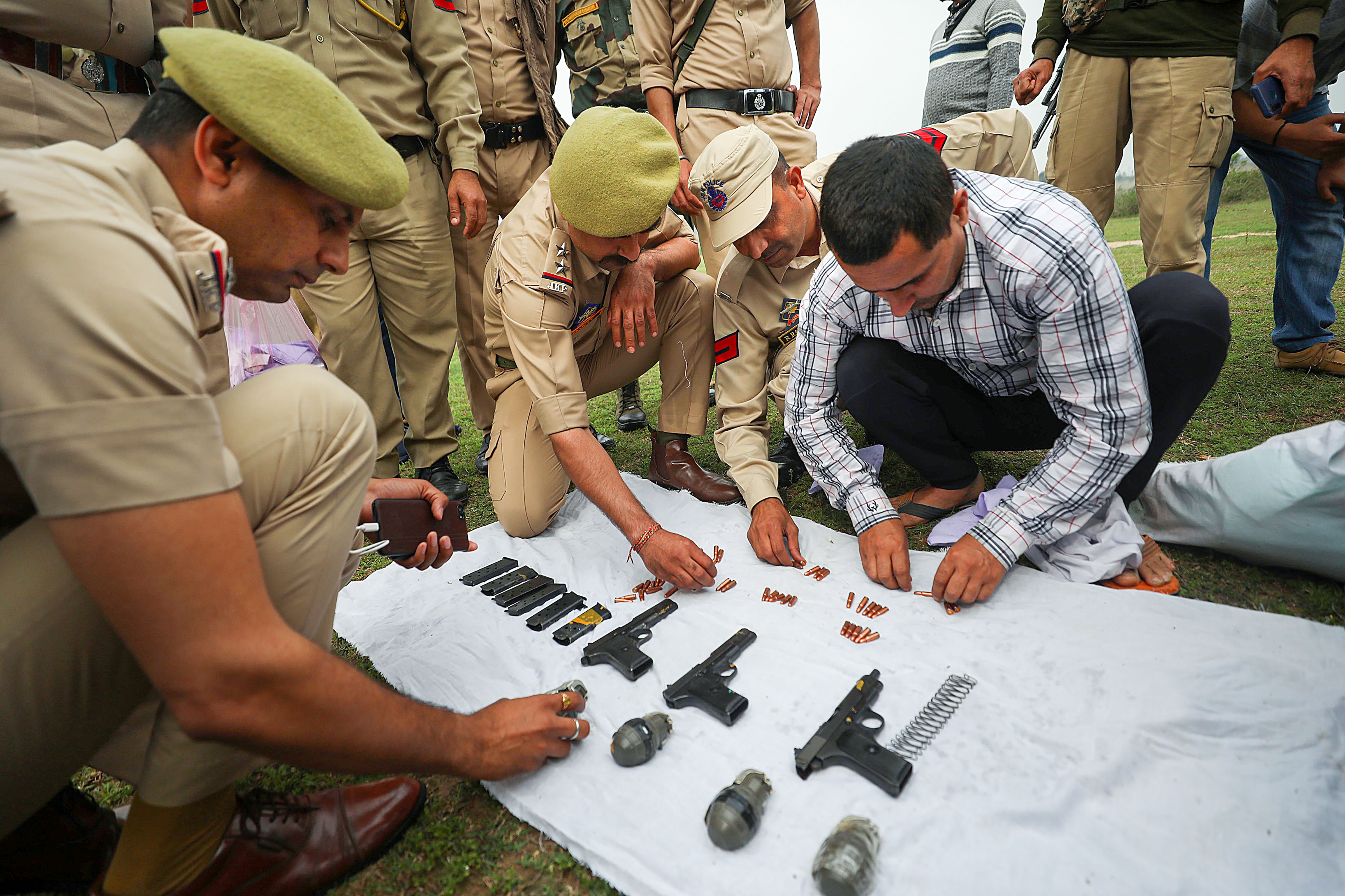 जम्मू काश्मीरमध्ये पाकिस्तानी ड्रोननं भारतीय हद्दीत टाकली शस्त्रास्त्र; पोलिसांकडून जप्त