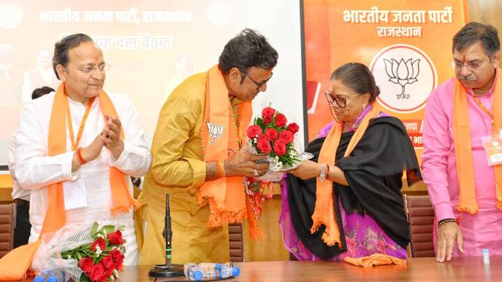 इन तस्वीरों ने प्रदेश की सियासी हलचल बढ़ा दी है. दरअसल, ऐसा माना जाता है कि राजस्थान बीजेपी में वसुंधरा राजे और राजेंद्र राठौड़ के बीच सबकुछ ठीक नहीं हैं. साथ ही राजे और सतीश पूनियां को भी एक दूसरे का विरोधी कहा जाता है. इन तमाम नेताओं का एक मंच पर आना कोई नया सियासी संकेत माना जा रहा है.