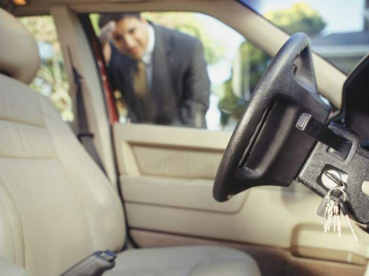 Car Hacks If the key is left inside the car then the method of opening the lock with the scale is old कार के अंदर चाबी रह गई है तो स्केल से लॉक खोलने का तरीका पुराना है, ऐसे निकालें चाबी?