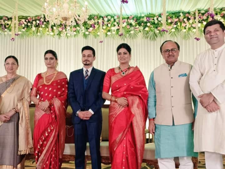 अनुप्रिया पटेल के यहां रिसेप्शन में मंत्री राकेश सचान, सुभासपा प्रमुख ओम प्रकाश राजभर और अरुण राजभर समेत कई अन्य दलों के नेता भी पहुंचे थे.