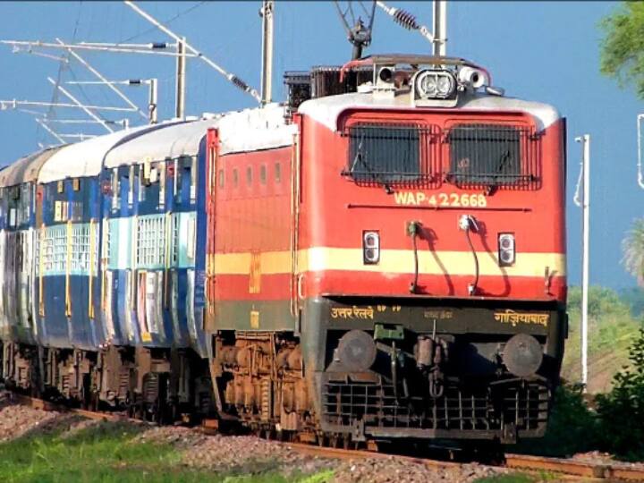 Man Sets Co-Passenger On Fire In Kerala Train Kerala Train Fire: ஓடும் ரயிலில் பயணிகள் மீது  தீ வைத்த நபர்... 3 பேர் உயிரிழப்பு.. பலர் படுகாயம்