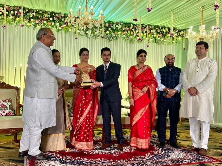 उन्होंने तस्वीरें साझा करते हुए लिखा, 