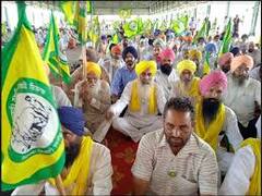 Amritsar News : ਕਿਸਾਨਾਂ ਨੇ ਘੇਰਿਆ ਡੀਸੀ ਦਫ਼ਤਰ, ਨਜਾਇਜ਼ ਤੌਰ 'ਤੇ ਗ੍ਰਿਫਤਾਰ ਕੀਤੇ ਨੌਜਵਾਨਾਂ ਨੂੰ ਰਿਹਾਅ ਕਰਨ ਦੀ ਕੀਤੀ ਮੰਗ