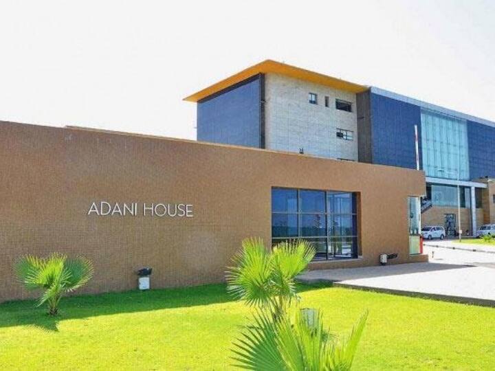 लेकिन क्या आप जानते हैं गौतम अडानी कितनी लग्जरी लाइफ जीते हैं. इनके पास एक आलीशान घर से लेकर BMW कार और प्राइवेट जेट जैसी कई महंगी चीजें हैं.