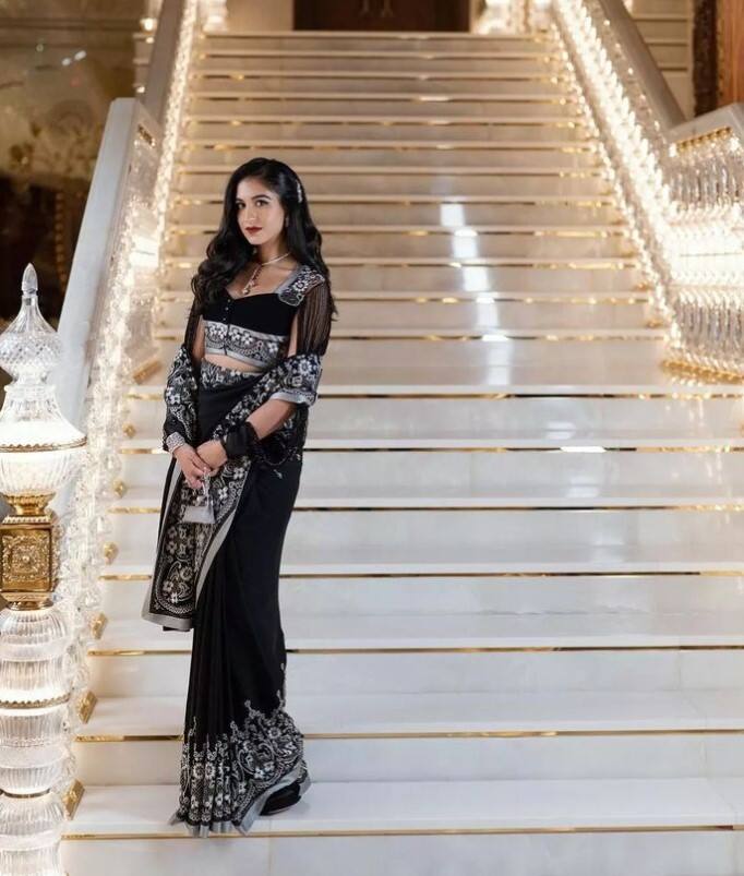 एनएमएसीसी लॉन्चिंग इवेंट के दौरान राधिका ने शहाब-दुराजी के कलेक्शन से ब्लैक कलर की इंडो-वेस्टर्न साड़ी में बेहद खूबसूरत लग रही थीं.