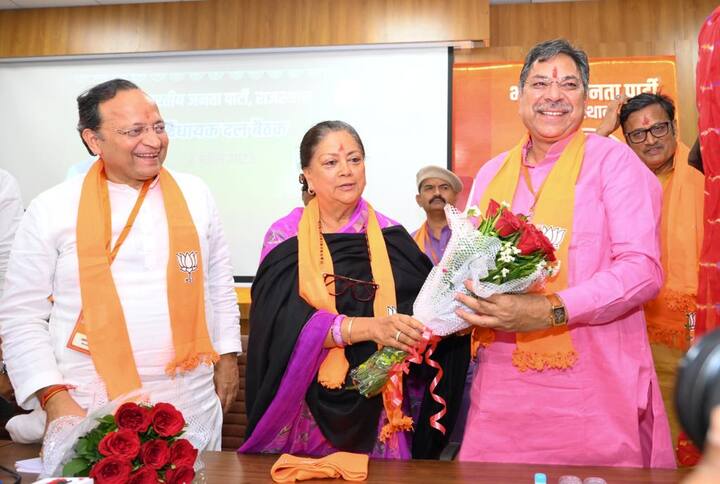 पूर्व मुख्यमंत्री वसुंधरा राजे सिंधिया ने राजेंद्र राठौड़ को नेता प्रतिपक्ष बनने और सतीश पूनियां को उपनेता प्रतिपक्ष बनने पर बधाई दी.