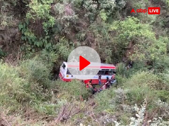 Watch: उत्तराखंड में दर्दनाक हादसा, मसूरी से देहरादून आ रही बस खाई में गिरी, सामने आया भयावह वीडियो Uttarakhand roadways bus fell into deep gorge on mussoorie Dehradun road Watch: उत्तराखंड में दर्दनाक हादसा, मसूरी से देहरादून आ रही बस खाई में गिरी, सामने आया भयावह वीडियो