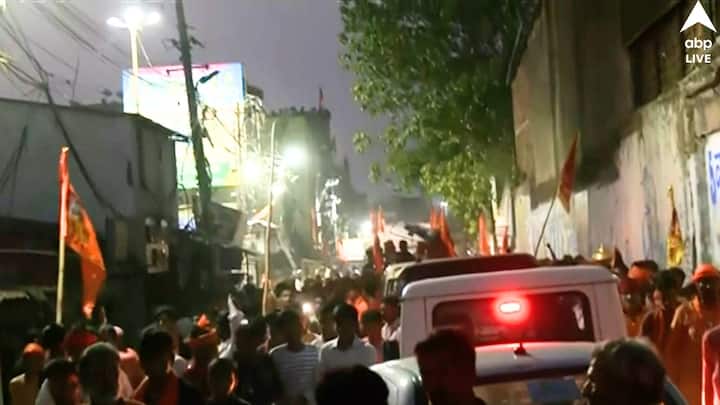 এলাকায় ১৪৪ ধারা জারি থাকার কারণ দেখিয়ে আটকানো হয় বিজেপি রাজ্য সভাপতিকে। কোন্নগরে গাড়ি থেকে নামতে বাধা দেওয়া হয়। জিটি রোডে ব্যারিকেড ভেঙে দেন বিজেপি কর্মীরা। পুলিশের সঙ্গে তাঁদের ধস্তাধস্তি হয়। এরপর রাস্তায় বসে বিক্ষোভ দেখাতে শুরু করেন বিজেপি কর্মীরা।
