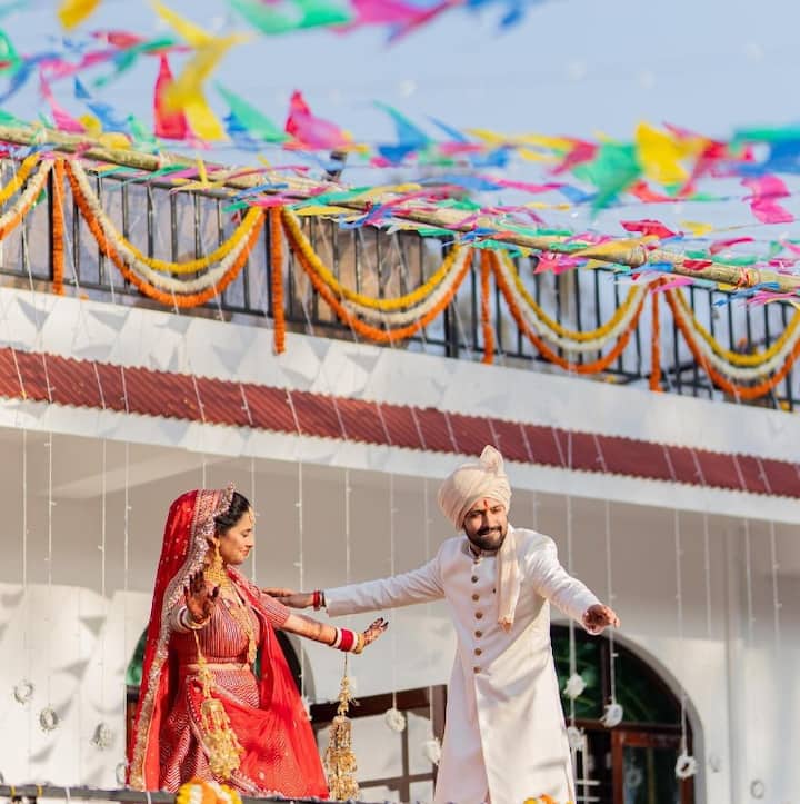 पिछले साल कपल ने धूमधाम से ट्रेडिशनल वेडिंग की थी और कभी ऑनस्क्रीन विक्रांत की पत्नी का किरदार निभाने वाली शीतल फाइनली रियल लाइफ में भी एक्टर की पत्नी बन गईं.
