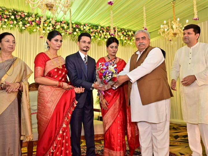 इसके अलावा निषाद पार्टी प्रमुख और योगी सरकार में मंत्री संजय निषाद ने भी तस्वीरें साझा की हैं.