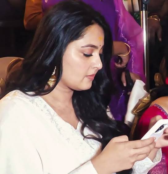 अनुष्का शेट्टी इन तस्वीरों में सफेद कलर के सलवार सूट में नजर आ रही है और कानों में झुमके पहने हुए और खुले बालों के साथ वह महादेव की आराधना में लीन हैं. लेकिन लोगों ने उनकी खूबसूरती से पहले उनके बढ़े हुए वजन पर ध्यान दिया.