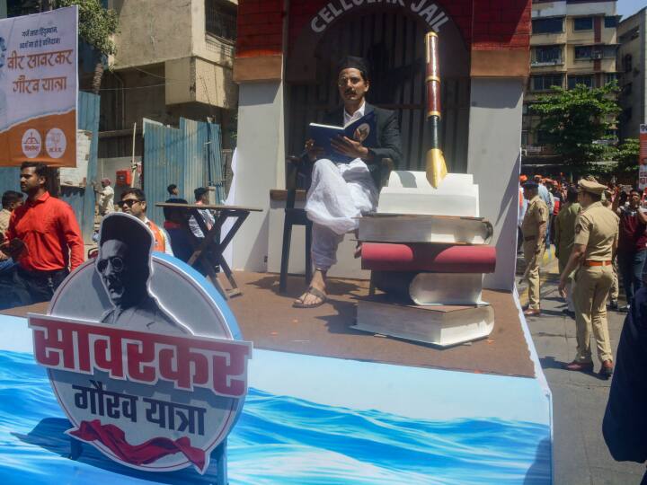 महाराष्ट्र के मुख्यमंत्री एकनाथ शिंदे ने अपने गृह नगर ठाणे शहर में ‘सावरकर गौरव यात्रा’ की अगुवाई की जिसमें हिंदुत्व विचारक दिवंगत वी डी सावरकर के सम्मान में सैकड़ों लोगों ने भाग लिया.