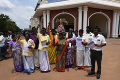 அழிந்து வரும் கரகாட்டக்கலை... அரசு விழாக்களில் வாய்ப்பளிக்க கோரி தஞ்சை கலெக்டரிடம் மனு