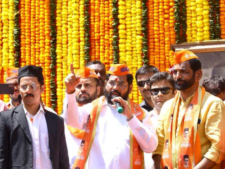 शिंदे ने कहा, ‘‘हमने देखा है कि लोग लगातार सावरकर का अपमान करने के लिए कुछ लोगों से नाराज हैं. सावरकर का अपमान प्रत्येक भारतीय का अपमान है. मैं सावरकर के खिलाफ आक्षेप लगाने के लिए राहुल गांधी जैसे लोगों की खुलकर निंदा करता हूं. मैं चुनौती देता हूं कि कोई भी सेलुलर जेल में उसी तरह एक दिन बिताकर दिखाए जैसे सावरकर जेल में रहते थे.’’ उन्होंने नाम लिए बगैर शिवसेना (उद्धव बालासाहेब ठाकरे) नेता उद्धव ठाकरे पर भी निशाना साधा.