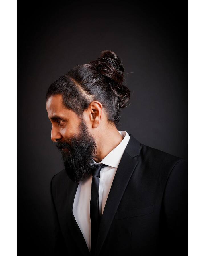 இந்த புகைப்படங்களை பொன்னியின் செல்வன் ரசிகர்கள் மட்டுமல்லாது தங்கலான் ரசிகர்களும் இதை பகிர்ந்து லைக்ஸ்களை குவித்து வருகின்றனர்.