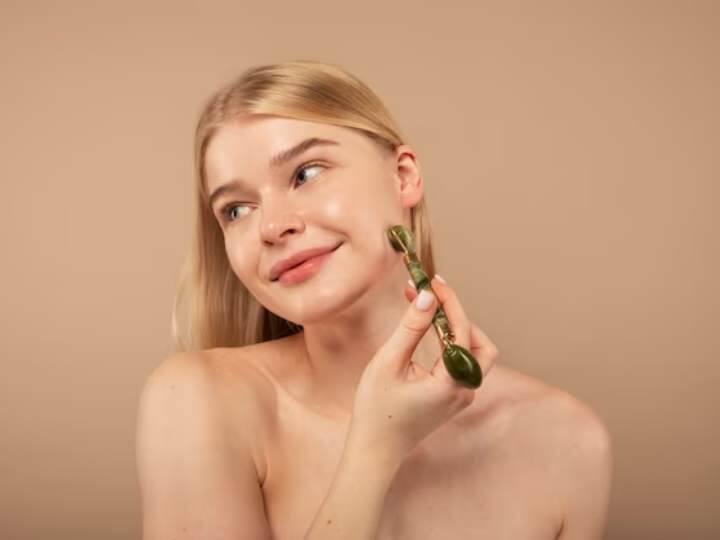 फेस सीरम का इस्तेमाल करने के दौरान समय का भी खास ख्याल रखना होता है. दिन वाले प्रोडक्ट्स को दिन में ही लगाना चाहिए. ऐसे में सीरम सही से काम करता है. बता दें कि सनस्क्रीन को दिन के समय में लगाएं और लेडिनोल सीरम को रात के समय में अप्लाई करें. फेस पर सीरम या फिर कोई और भी प्रोडक्ट्स का इस्तेमाल करने से पहले स्पेशलिस्ट से एक बार जरूर मिल लेना चाहिए.