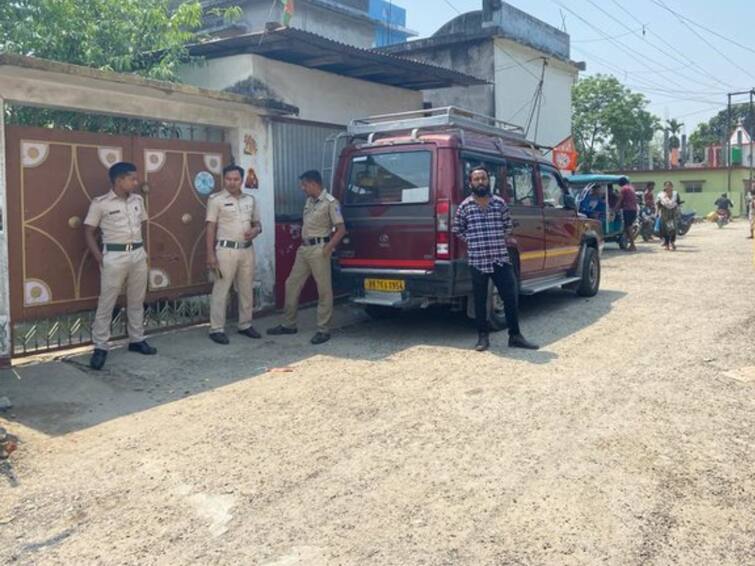 Suspected Crude Bomb Found In Bengal’s Siliguri, Bomb Disposal Squad At Spot Suspected Crude Bomb Found In Bengal’s Siliguri, Bomb Disposal Squad At Spot