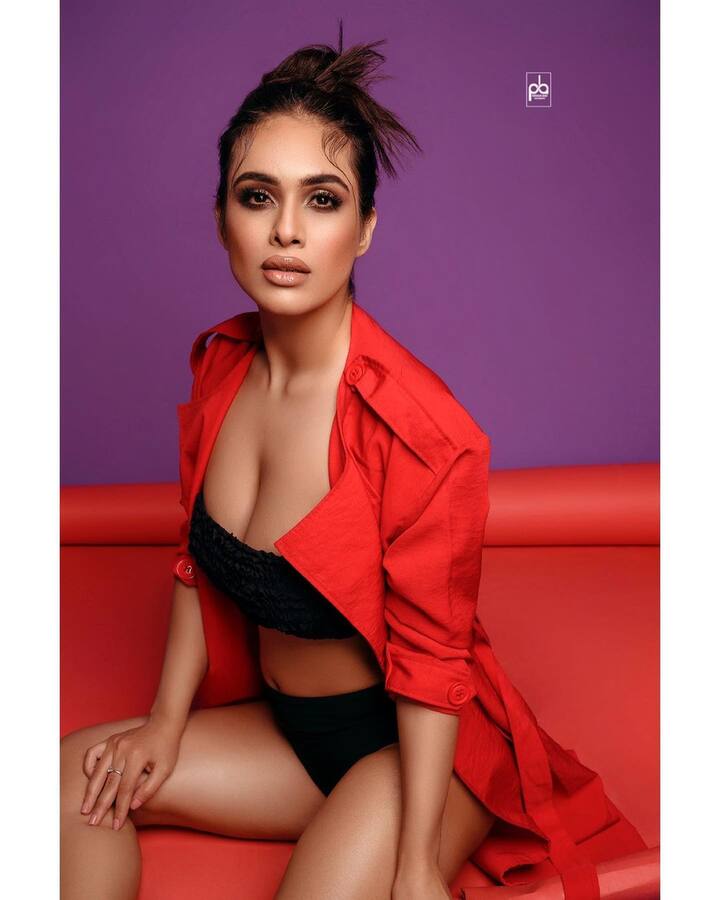 ભોજપૂરી એક્ટ્રેસ નેહા મલિક તેના બોલ્ડ અને હોટ અંદાજ માટે જાણીતી છે. એક્ટ્રેસની બ્લેક બિકિનીમાં હોટ તસવીરો વાયરલ થઈ છે.