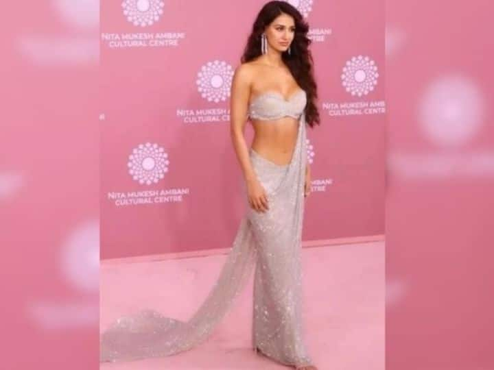 Disha Patani Saree Looks: बॉलीवुड में अपनी बोल्ड अदाओं से सुर्खियों में रहने वाली एक्ट्रेस दिशा पाटनी हर बार अपने लुक से सोशल मीडिया पर वायरल हो जाती हैं. हाल ही में दिशा NMACC इवेंट में शामिल हुईं.