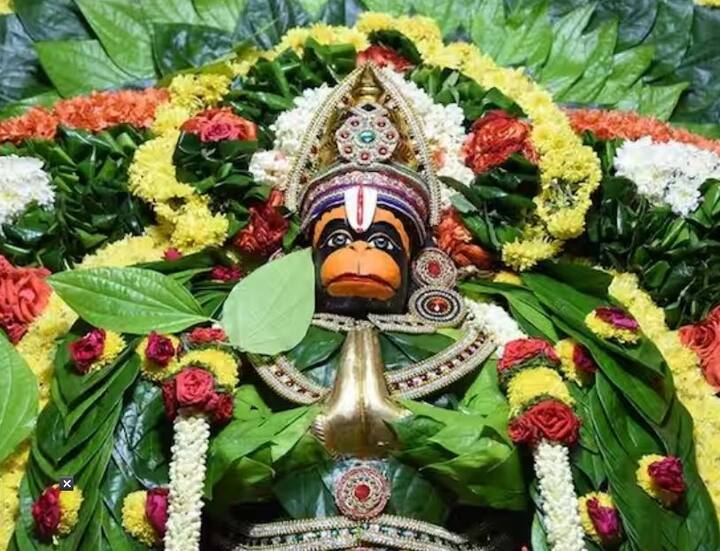 જો તમે પૈસાની સમસ્યામાંથી પસાર થઈ રહ્યા હોવ તો હનુમાન જયંતિના દિવસે વડ વૃક્ષના 11 પાંદડા પર લાલ ચંદનથી શ્રી રામ લખો અને તેની માળા બનાવીને બજરંગબલીને પહેરાવો. એવું કહેવાય છે કે તેનાથી આર્થિક મુશ્કેલીઓ દૂર થાય છે.