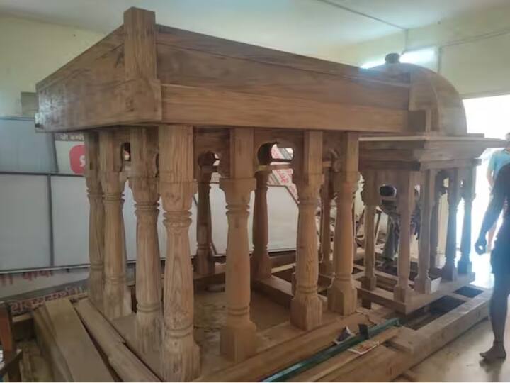 यापूर्वी चांदीच्या रथातून हा रथोत्सव होत होता, परंतु त्या रथाचे लाकूड खराब झाल्याने यंदा नव्याने रथ बनवला आहे.