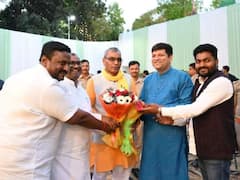 अनुप्रिया पटेल के यहां रिसेप्शन में पहुंचे कई पार्टियों के दिग्गज नेता, मां कृष्णा पटेल और बहन पल्लवी नहीं आईं नजर