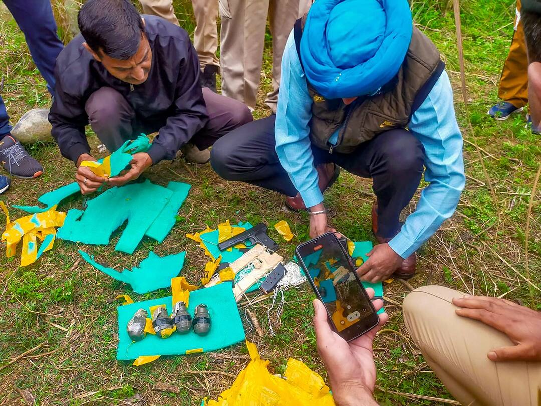 Jammu Kashmir Police recover drone dropped packet with arms and ammunition in Samba near Pakistan border जम्मू काश्मीरमध्ये पाकिस्तानी ड्रोननं भारतीय हद्दीत टाकली शस्त्रास्त्र; पोलिसांकडून जप्त