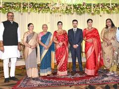 अनुप्रिया पटेल के यहां रिसेप्शन में पहुंचे कई पार्टियों के दिग्गज नेता, मां कृष्णा पटेल और बहन पल्लवी नहीं आईं नजर