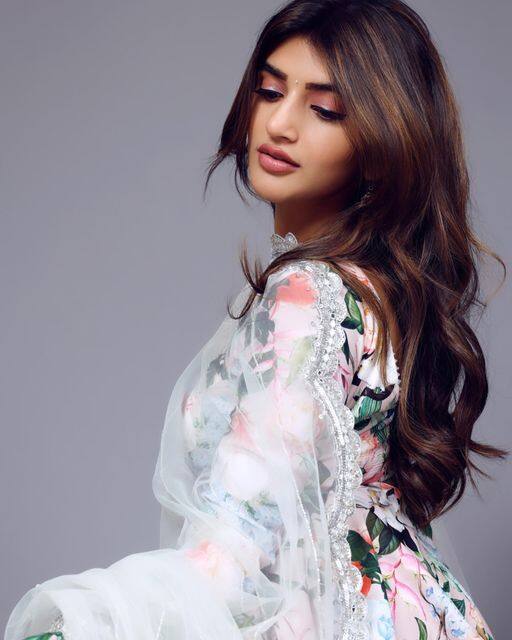 అరవిరిసిన అందమైన పువ్వులా కళ్లను కట్టిపడేస్తోంది శ్రీలీల.